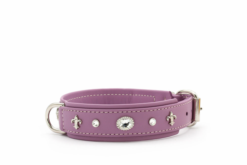 Lila Hundehalsband aus Leder mit silbernen Applikationen und Fleur-de-Lis-Symbolen, elegant gestaltet mit klarem Stein.