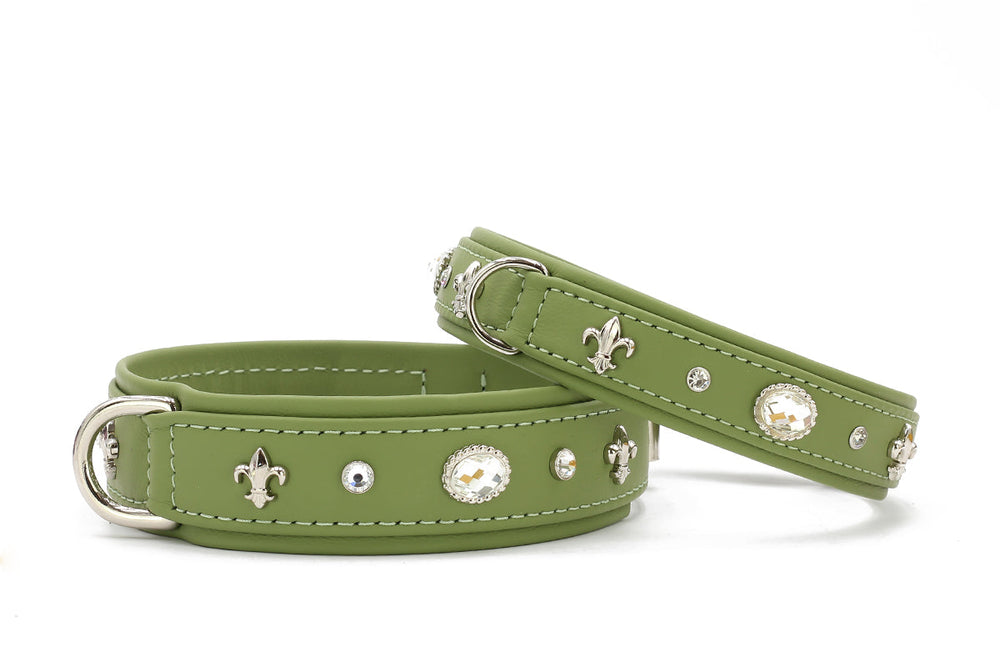 Zwei olivgrüne Hundehalsbänder mit Schmucksteinen und floralem Muster, ausgestattet mit D-Ringen zur Befestigung.
