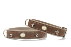 Braune Leder-Hundehalsbänder mit silbernen Fleur-de-Lis-Verzierungen und elfenbeinfarbenen Details in der Ibiza Style Collection.