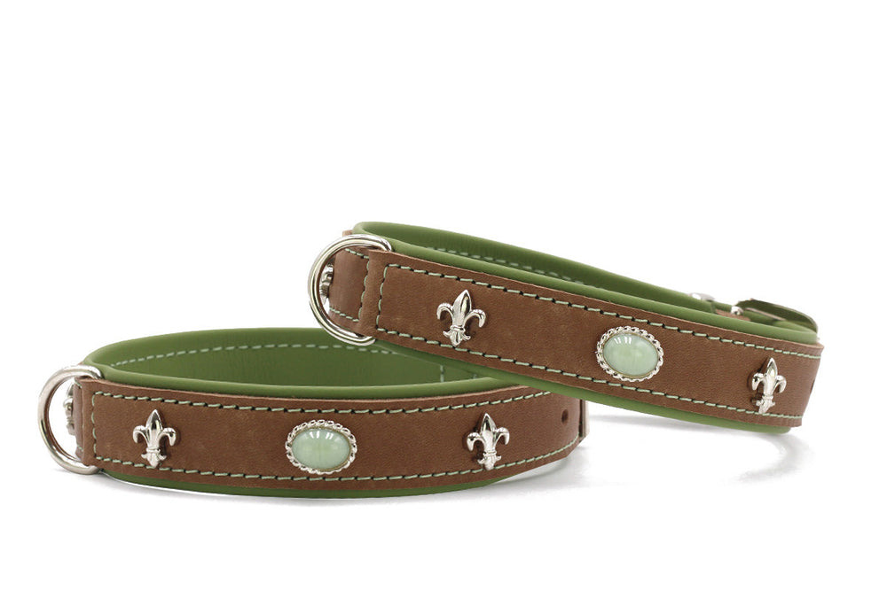 "Braune Ledermarken-Hundehalsbänder mit grünen Akzenten und silbernen Fleur-de-Lis-Motiven in limitierter Ibiza Style Collection."