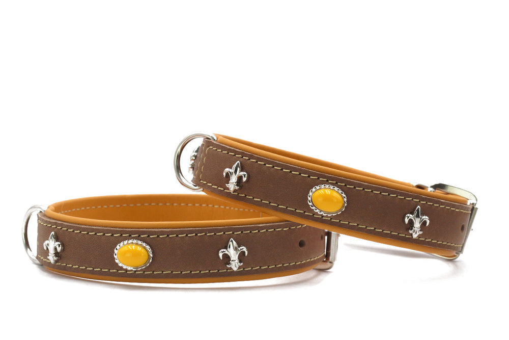 Zwei elegante Hundehalsbänder aus braunem Leder mit hellgelber Innenseite und silbernen Verzierungen, inklusive gelbem Stein.