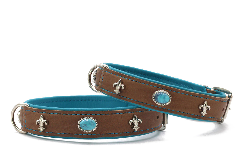 Halsbänder für Haustiere aus braunem Leder mit blauer Innenausstattung und silbernen Fleur-de-Lys-Verzierungen.