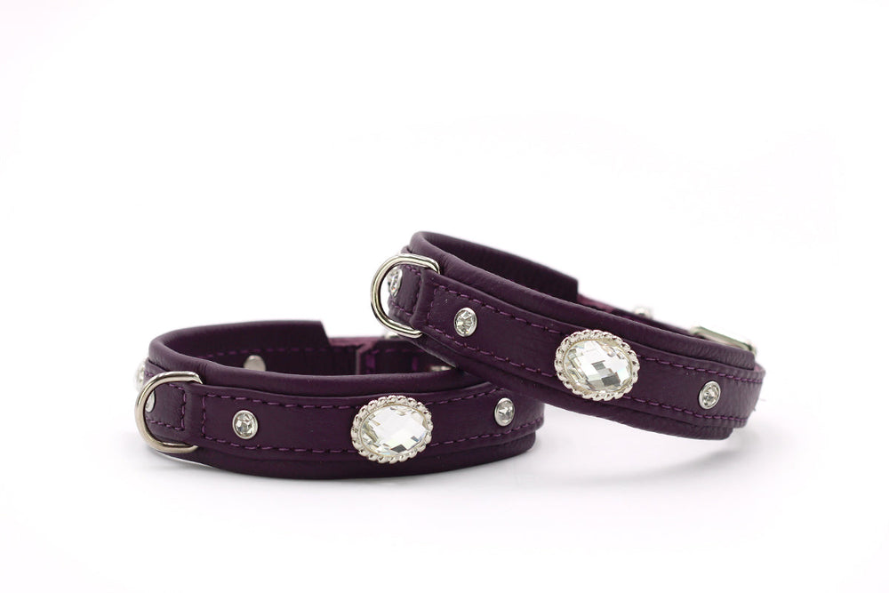 Schmale lila Lederarmbänder mit glänzenden, runden Schmucksteinen für einen eleganten Look.