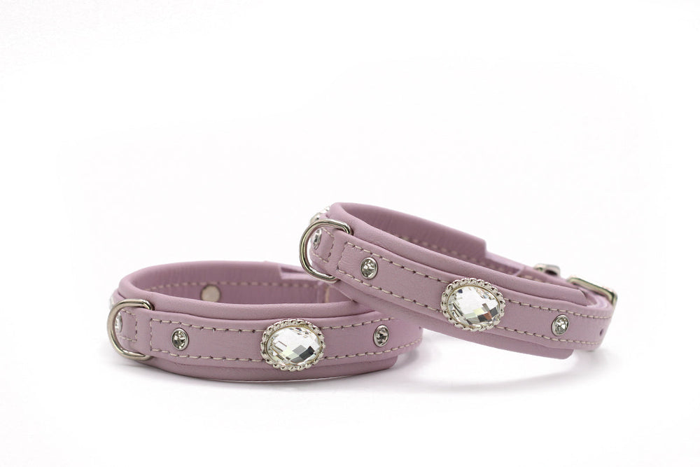 Lila Kunstleder-Hundehalsbänder mit glitzerndem Steindekor und elegantem Design für stilvolle Haustiere.