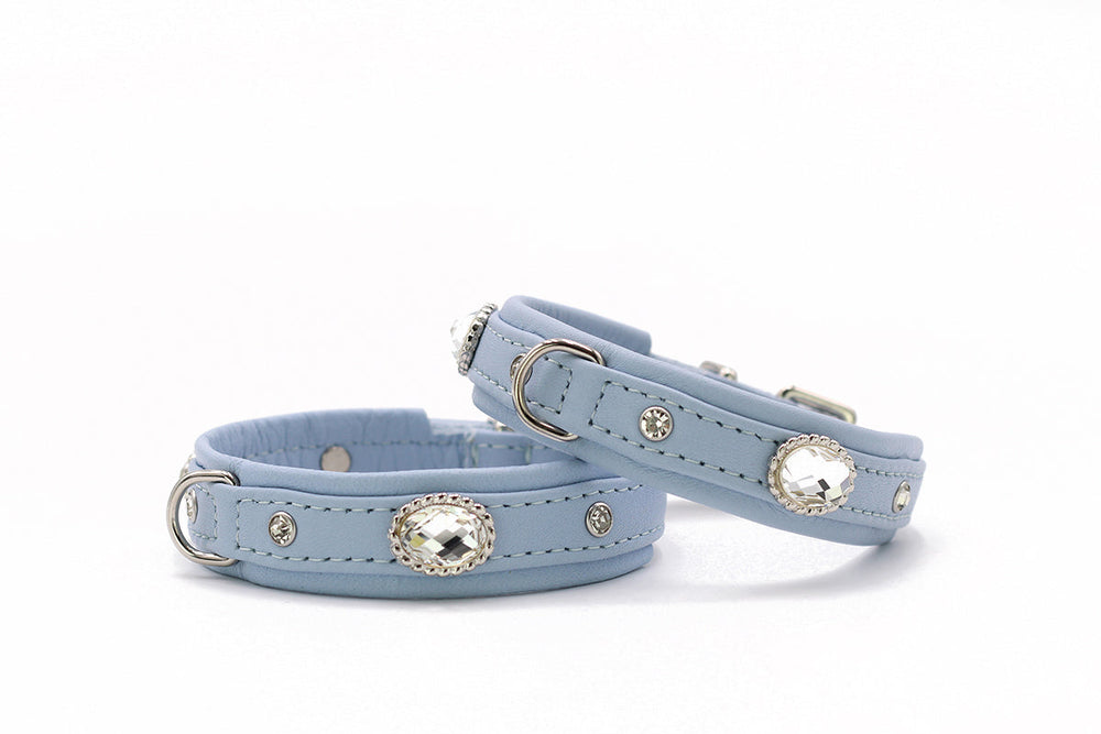 Zwei elegante Hundehalsbänder aus blauem Leder mit glitzernden Steinen und Metallteilen, perfekt für stylishe Vierbeiner.