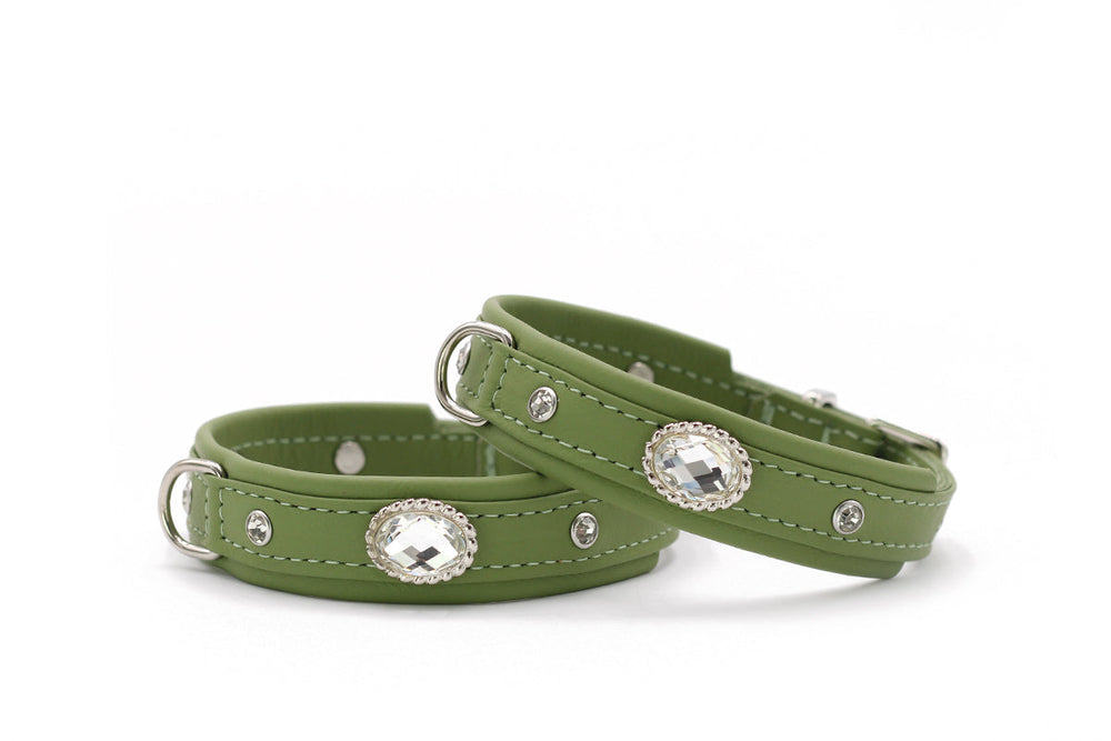 Grüne Lederimitat-Hundehalsbänder mit Strasssteinen und Metallschnalle im Mini-Diamond-Stil.