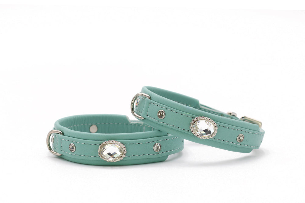 Zwei elegante türkisfarbene Lederarmbänder mit glänzenden Steinen und silbernen Details. Perfekt für jeden Anlass.