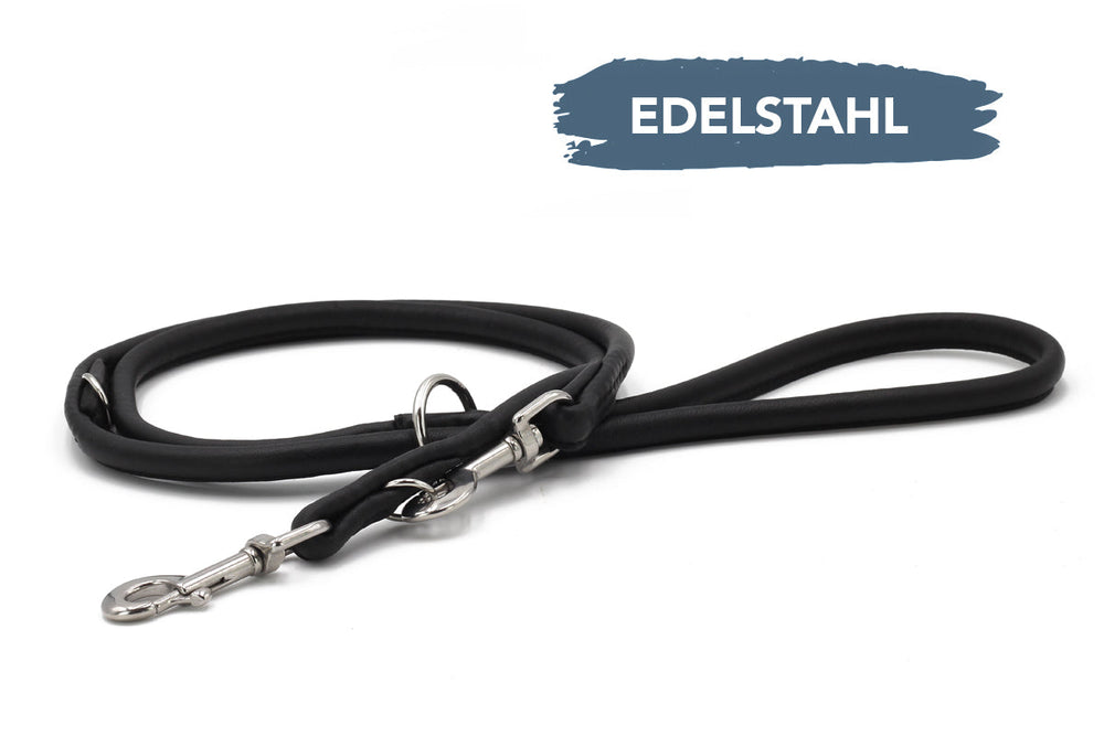 Schwarze Lederleine, rundgenäht, mit silbernem Edelstahlkarabiner zur Befestigung an Geschirr oder Halsband.