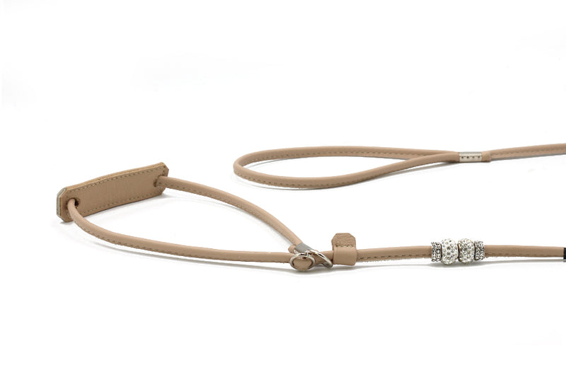 Fein verstellbare Hundeleine mit eleganten Perlen in neutralem Farbton und funkelnden klaren Steinen.