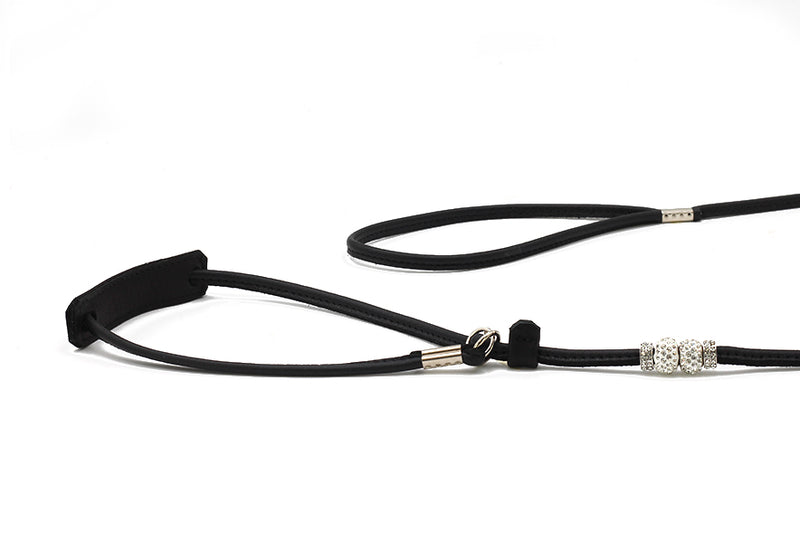 Elegante, schwarze Halskette aus Leder mit verstellbarem Design und glänzenden Steinen in der Mitte.