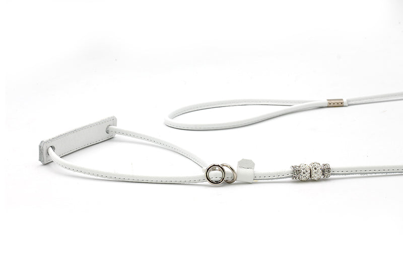 Weiße, elegante Hundeleine aus Kunstleder mit glitzernden Perlen und verstellbarem Griff für optimalen Komfort.