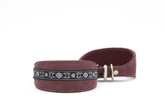 "Windhundhalsband aus lila Wildleder mit floralen Mustern in Schwarz, Weiß und Lila für stilvolle Hunde."