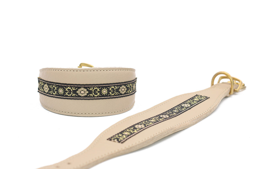 Elegantes cremefarbenes Windhundhalsband mit goldener Stickerei und variierendem Breitenverlauf.