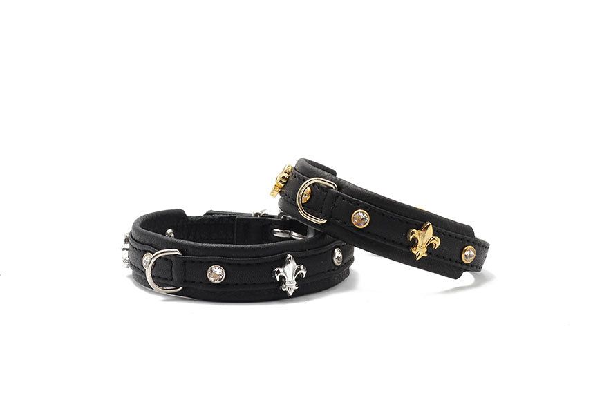 Schwarze Lederarmbänder: Ein elegantes, verziertes Halsband mit Lilienanhängern und Strasssteinen, dazu ein schlichtes Armband.