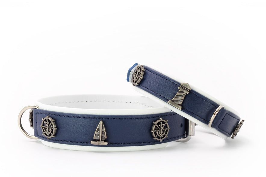 "Hundehalsbänder im maritimen Design mit Segelboot- und Kompassanhängern in Blau und hellem Innenfutter."