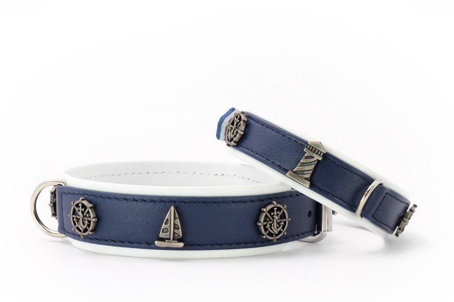 "Hundehalsbänder im maritimen Design mit Segelboot- und Kompassanhängern in Blau und hellem Innenfutter."