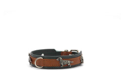 Braunes Leder-Halsband für Mini Dackel mit metallischen Hundemotiven und silberner D-Ring-Steckschließe auf weißem Hintergrund.