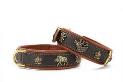 Halsband Wilder Kaiser: Zwei braune Lederhalsbänder mit goldfarbenen Tier- und Pflanzenmotiven, Elch und Bär.