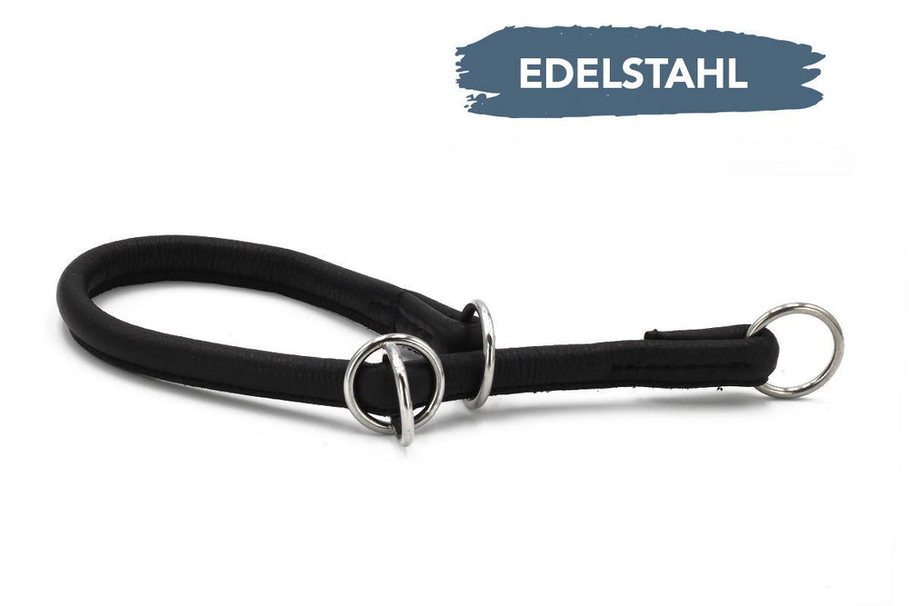 Schwarzes Lederhalsband mit Edelstahlringen für Leine und Namensschild, schlankes Design und hohe Strapazierfähigkeit.