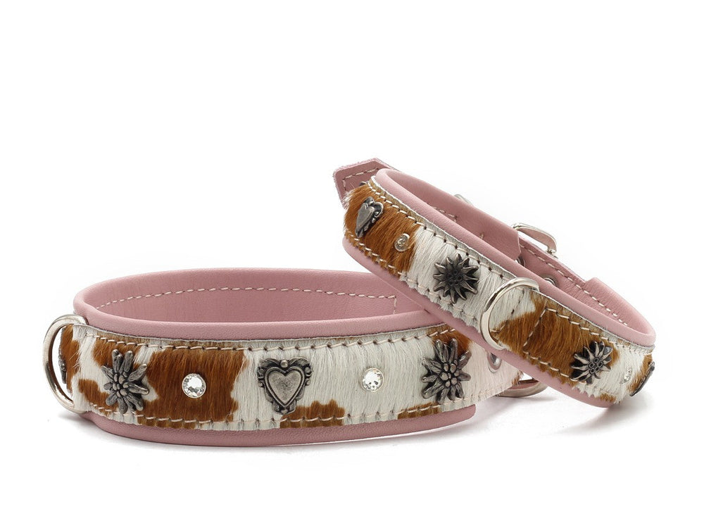 Halsband Wiesengaudi: Zwei Hundehalsbänder in sanften Farben, inspiriert von Kuhfell, mit herzlichen dekorativen Elementen.