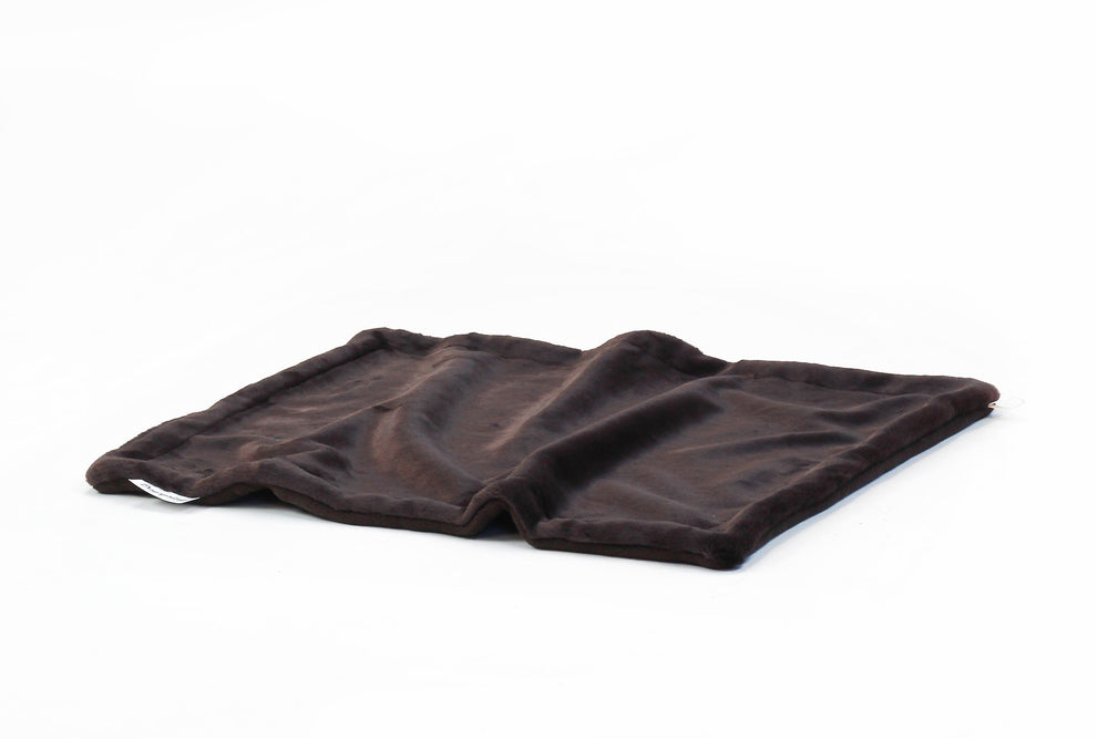 Dunkelbraune Hundedecke aus Webpelz, weich und plushig, auf weißer Fläche gefaltet. Ideal für gemütliche Hundemomente.