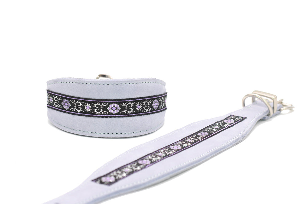Helles Hundehalsband und passende Leine in Blau mit floralen Mustern in Schwarz und Lila. Ideal für Windhunde.