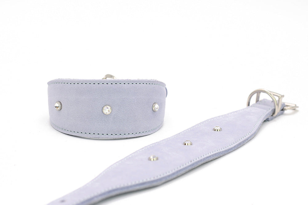 Hellblaues Wildlederhalsband für Windhunde, verziert mit Strasssteinen und elegantem Druckknopfverschluss.