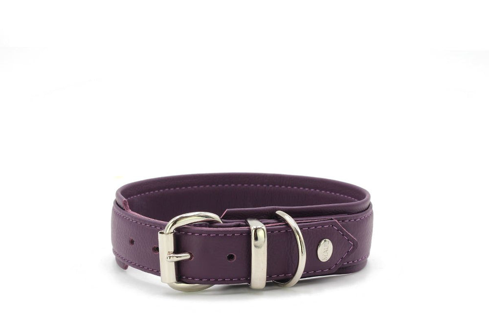 "Lila Hundehalsband aus Leder mit silberner Schnalle, schlichtes und elegantes Design für optimale Größenanpassung."
