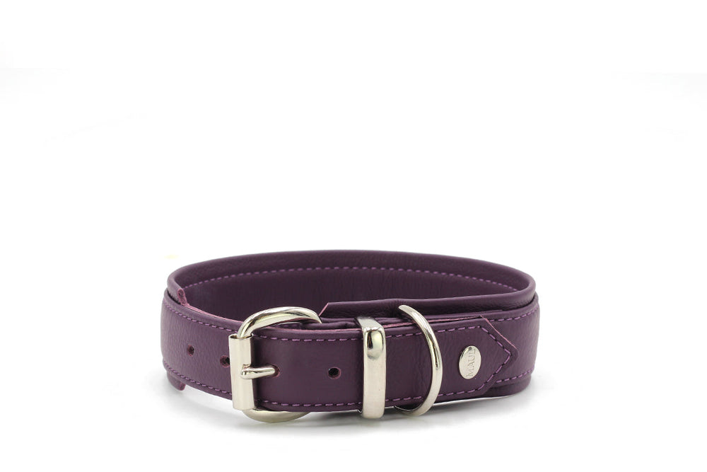 "Lila Hundehalsband aus Leder mit silberner Schnalle, schlichtes und elegantes Design für optimale Größenanpassung."