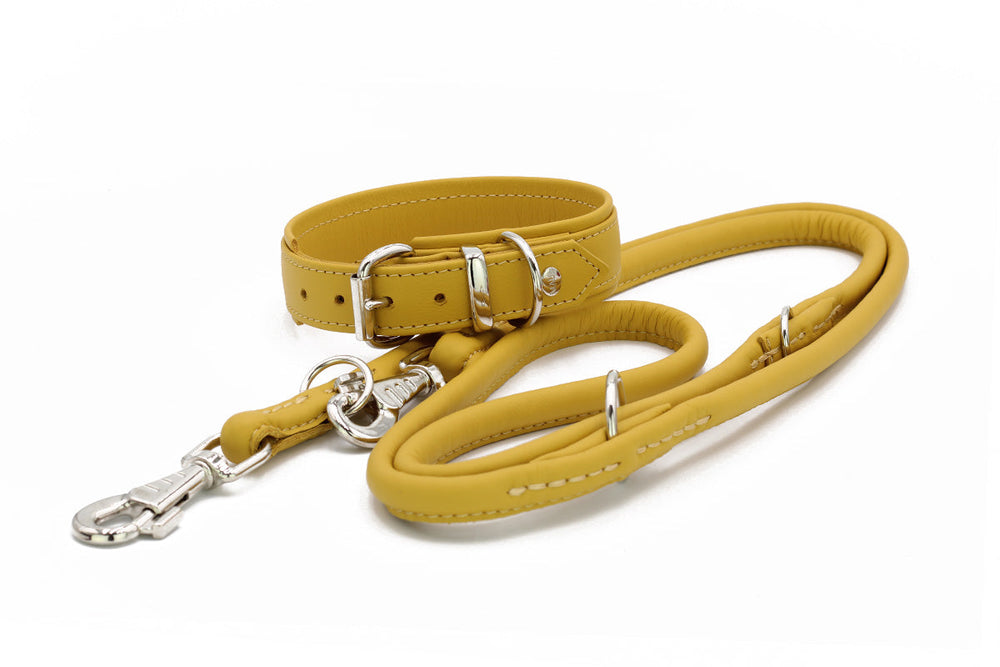Gelbe Hundeleine aus softem Material mit Karabinerhaken und verstellbarer Schlaufe für optimalen Halt.