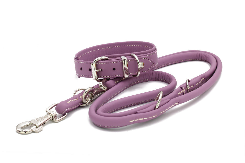 Lila Hundeleine aus weichem Leder mit robuster Schnalle und doppelter Schlaufe, ideal für komfortable Spaziergänge.