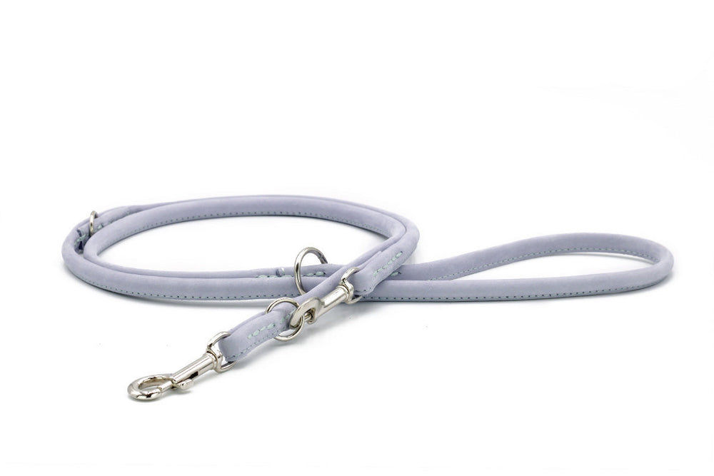 Helle Nubuk-Lederleine in Pastellblau, 2m lang mit silbernem Karabinerhaken für Hunde.