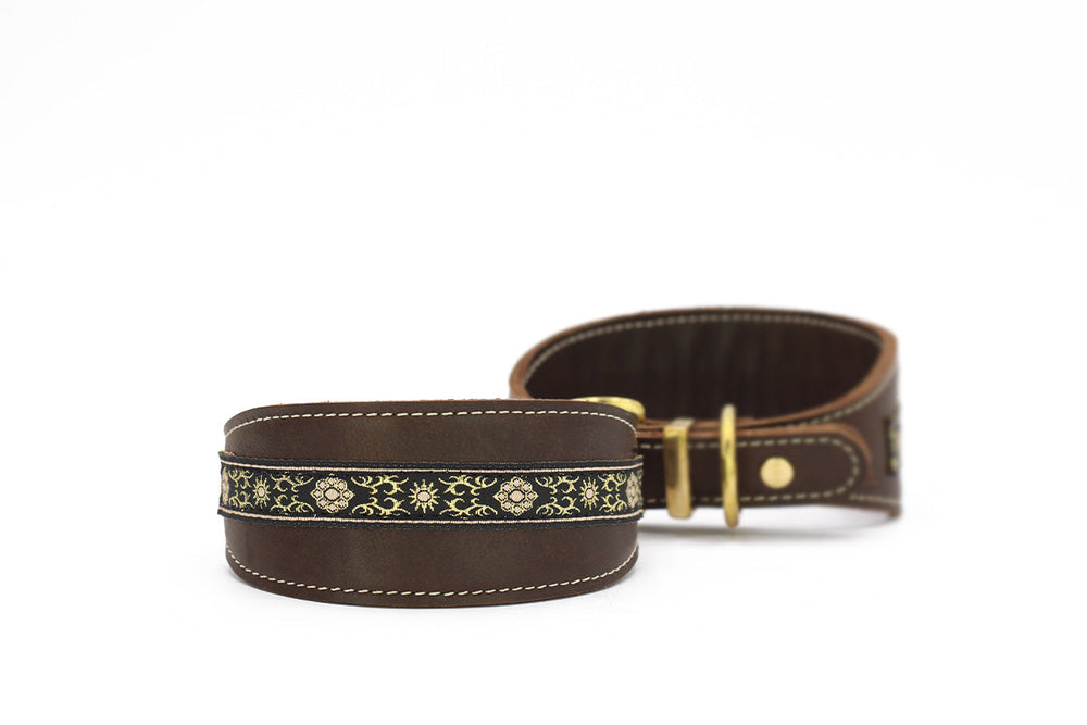 Braune Lederarmbänder mit goldenen Ornamenten und dekorativem Stoffstreifen in der Mitte, ideal für Windhunde.
