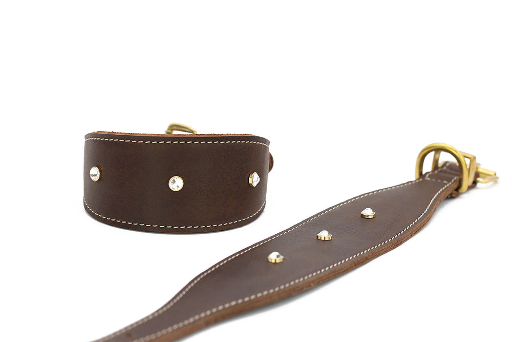 Windhundhalsband Diamond aus braunem Leder mit glitzernden Nieten und goldener Schnalle, dazu passende Leine.