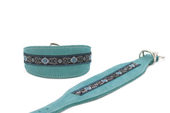 Türkises Windhundhalsband aus Leder mit schwarzen Mustern und blauen Akzenten, dazu passende Hundeleine. Hochwertiges Design.