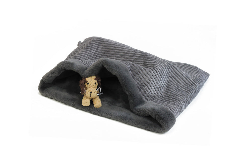 Kuscheliger Hunde-Schlafsack in Dunkelgrau mit einem spielenden Löwen-Stofftier. Perfekt für gemütliche Schlafmomente.