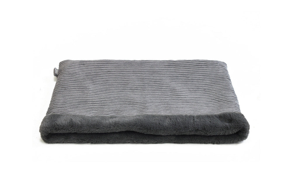 Gemütlicher Hunde-Schlafsack DARK Chocolate in grauer, plüschiger Textur mit gestreiften Muster und umgeschlagenen Kanten.