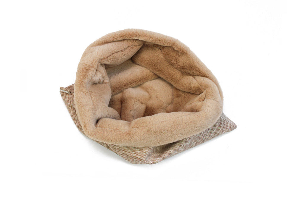 Beiger Hunde-Schlafsack mit weichem Innenfutter und faltbarer Kante, ideal für gemütliche Ruhezeiten.