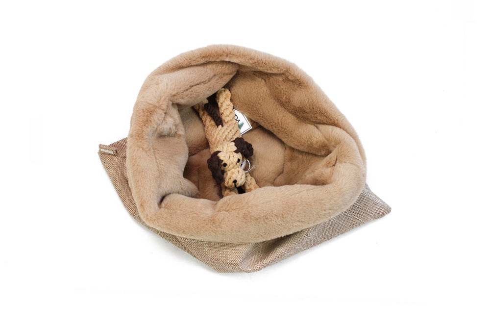 Beiger Hunde-Schlafsack mit weichem Innenmaterial und geflochtenem Seilspielzeug in der Mitte. Ideal für kuschelige Ruhezeiten.
