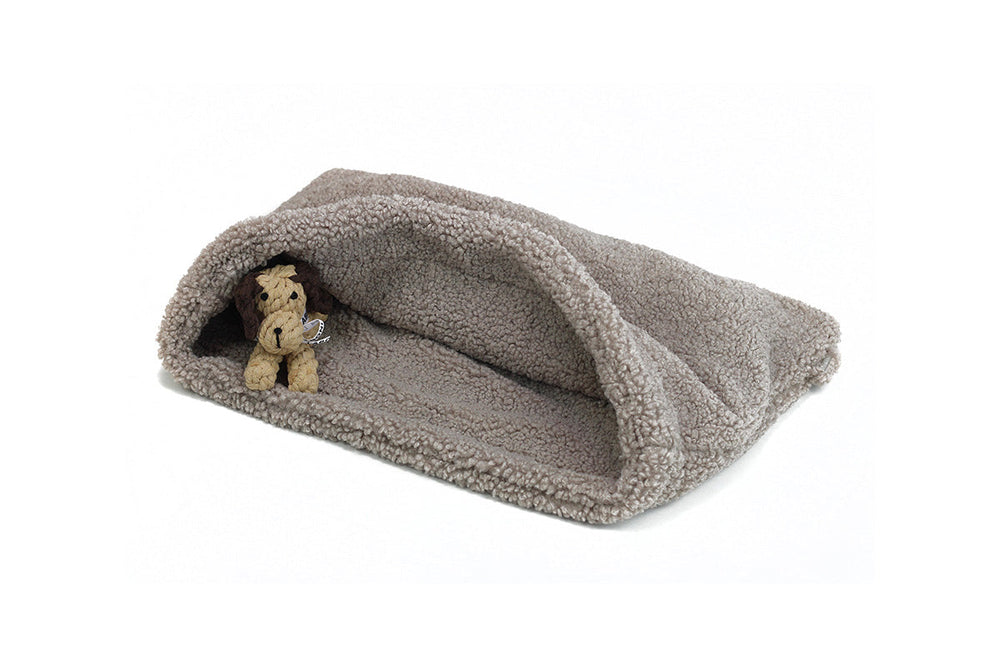 Schlafsack für Hunde in Dunkelbraun mit weichem Tunnel und braunem Plüschhund, ideal für gemütliche Ruhepausen.