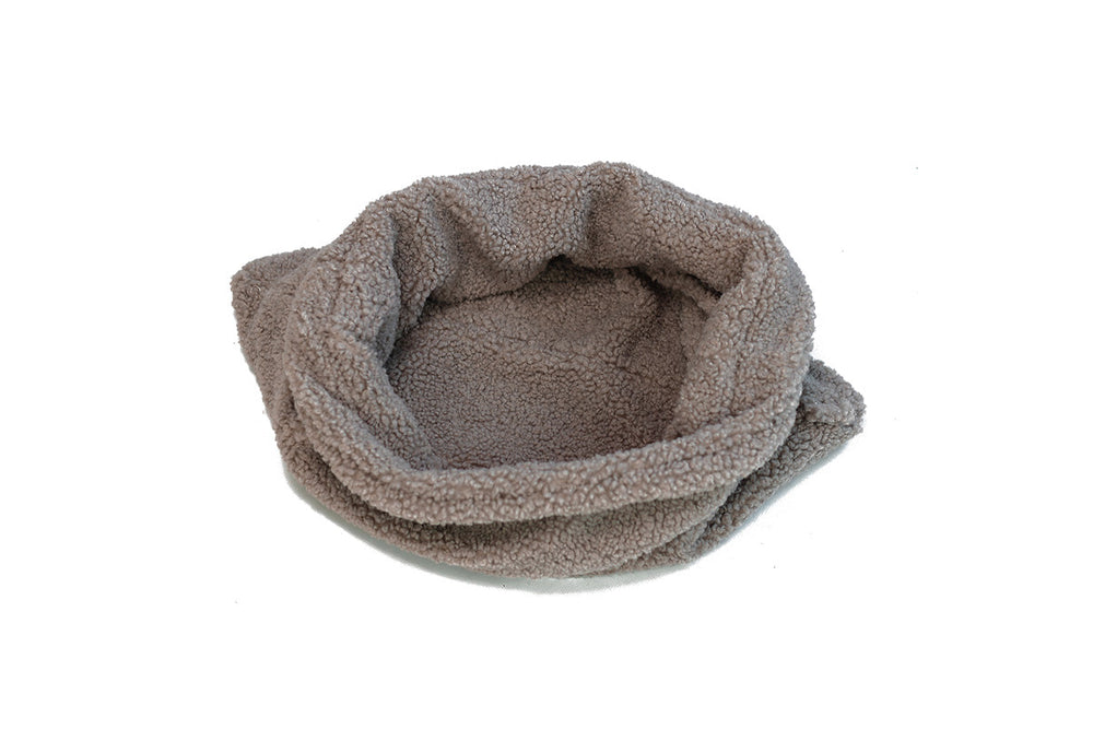 Beige Hunde-Schlafsack im runden Design, weich und flauschig für ultimativen Schlafkomfort.