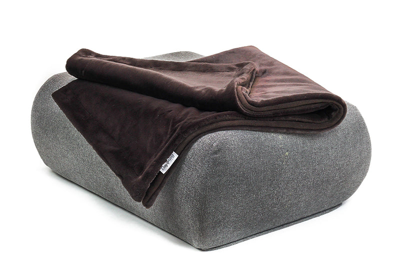 Gepolstertes Möbelstück mit grauem Stoff und dunkelbrauner Wohndecke aus Webpelz für modernes Wohnambiente.