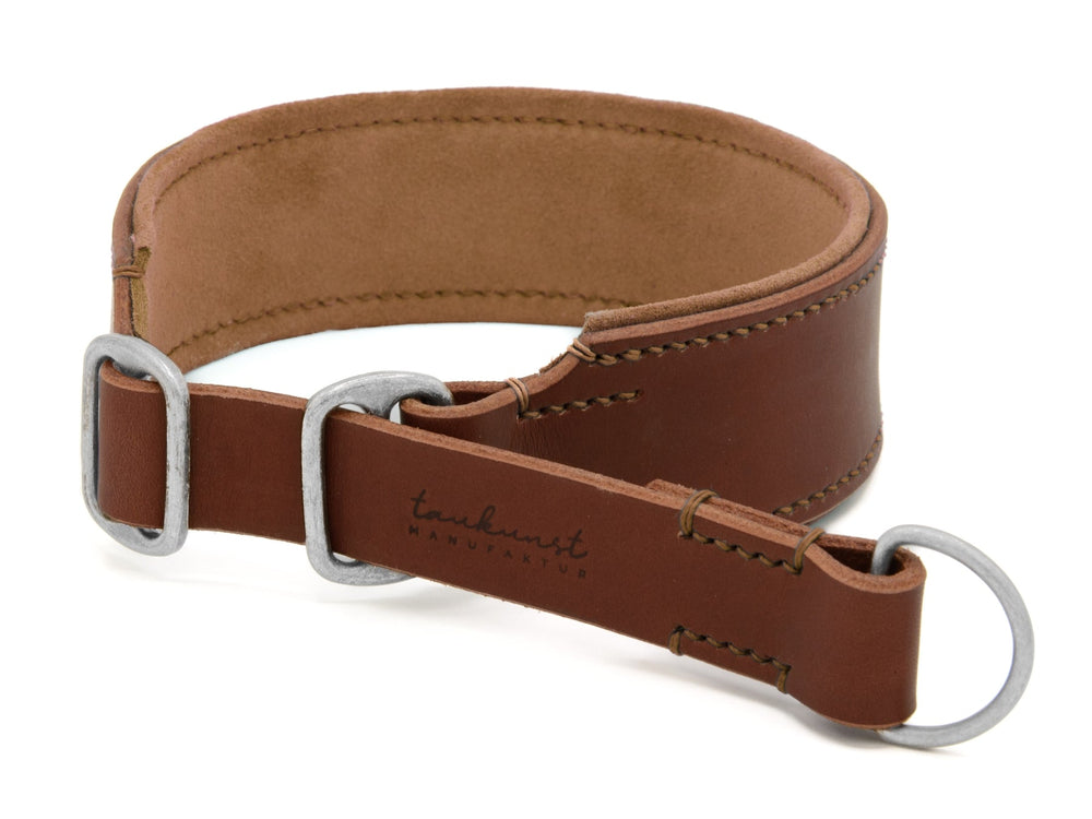 Braunes Lederhalsband mit gepolsterter Innenseite und zwei silbernen Ringen, geprägt mit "tankunst".