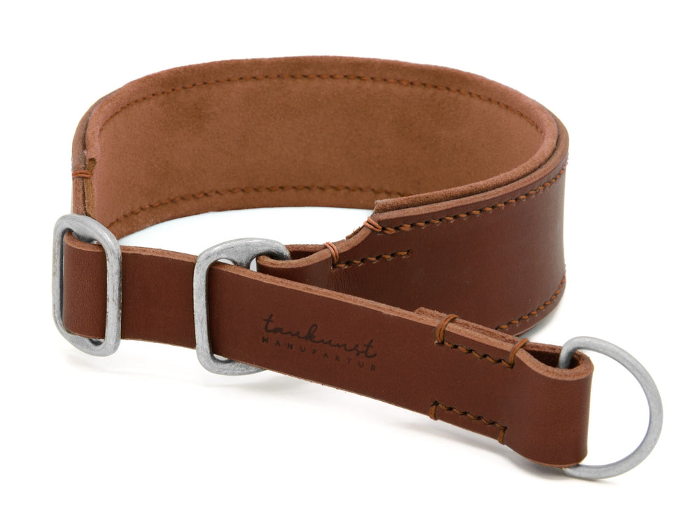 Braunes Lederhalsband "Wildfang" mit weicher Innenseite und silbernen Metallringen für optimalen Komfort.
