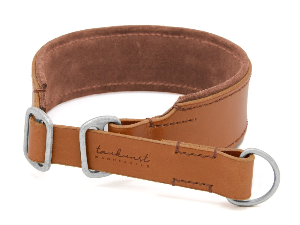 Braunes Lederhalsband "Wildfang" mit gepolsterter Innenseite und Metallring, ideal für aktive Hunde.