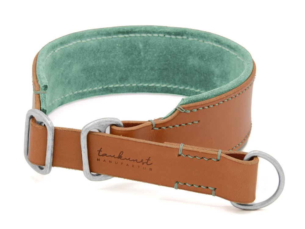Braunes Lederhalsband mit grüner Innenauskleidung, silberner Schnalle und D-Ringen - das perfekte Accessoire für Hunde.