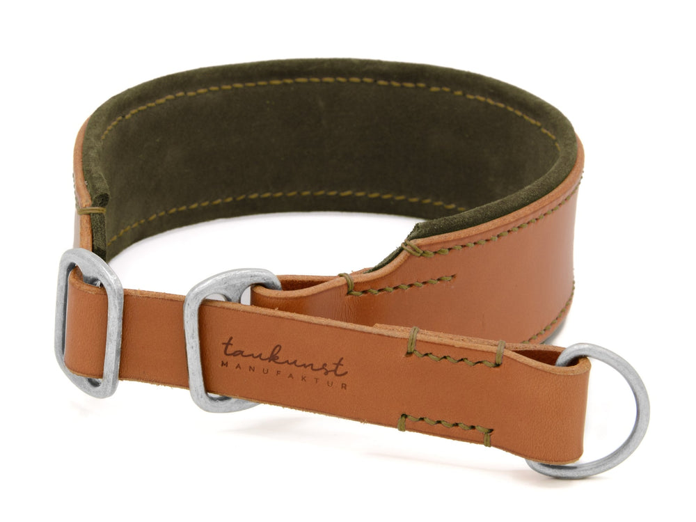 Braunes Ledergürtel mit grünen Akzenten und Metall-Schnalle, geprägt mit "tan kunst MANUFAKTUR".