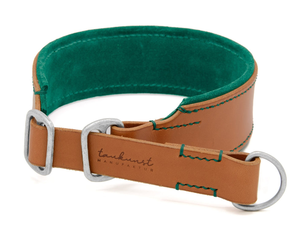 Braunes Lederhalsband mit grüner Innenseite, silberner Schnalle und D-Ringen, ideal für Hunde.