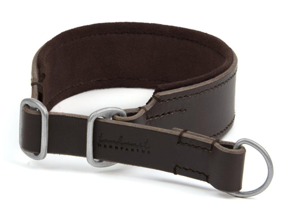 Braunes Lederhalsband mit samtiger Innenfläche, zwei D-Ringen und elegantem Logo für einen minimalistischen Look.