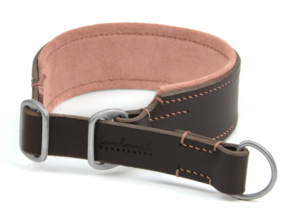 Braunes Lederhalsband für Hunde mit weicher Innenseite und robusten Metalldetails, ideal für aktive Vierbeiner.